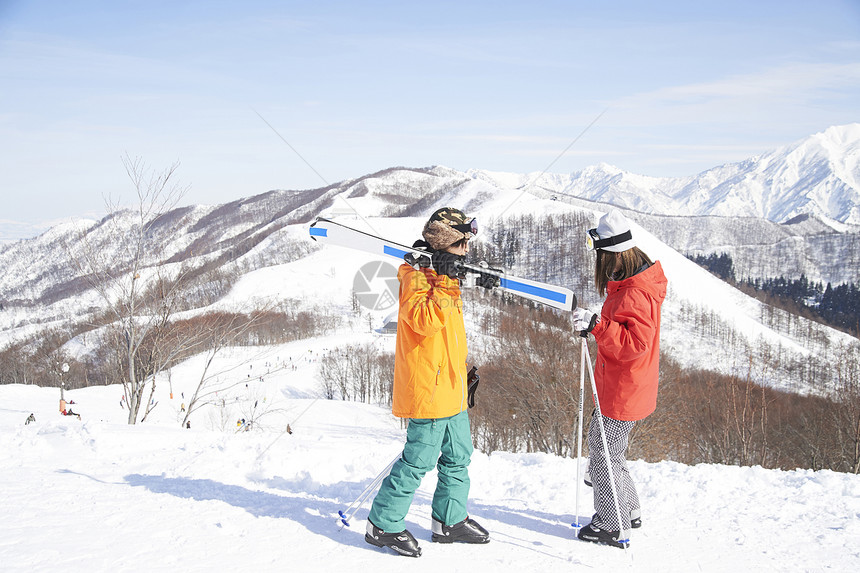 滑雪运动员在滑雪图片