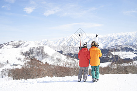 滑雪运动员在滑雪图片