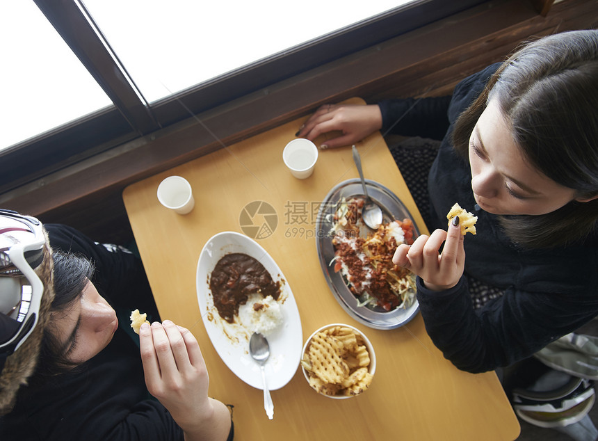 滑雪度假村餐厅吃午饭的年轻情侣图片