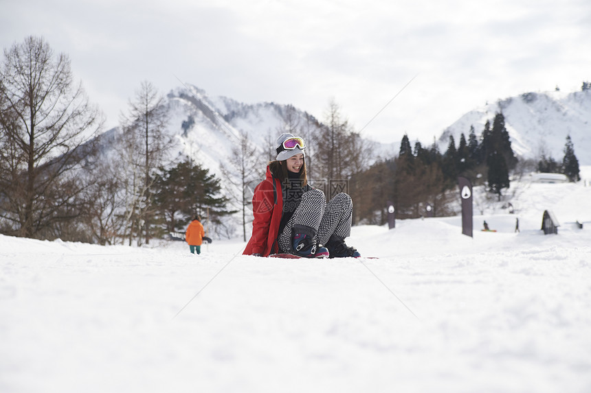 滑雪场上摔倒的年轻女性图片