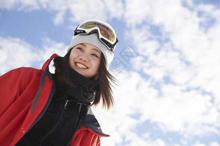 穿戴滑雪装备的年轻女性图片