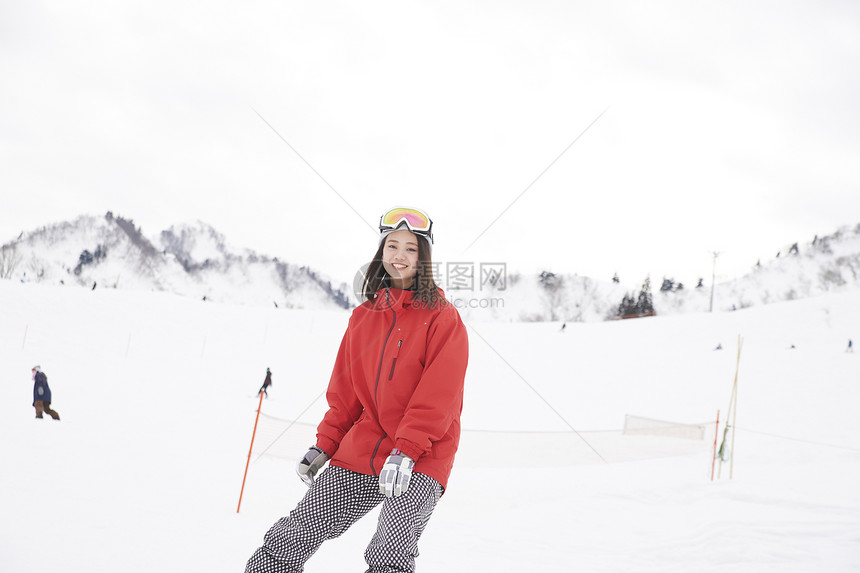 滑雪度假区滑雪的女青年图片