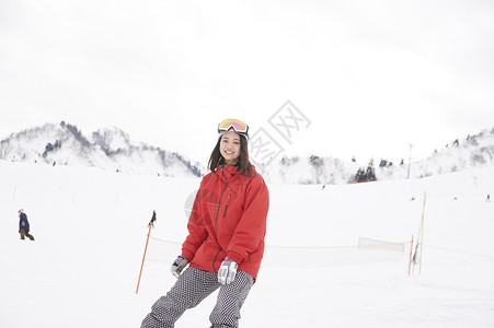 滑雪度假区滑雪的女青年图片