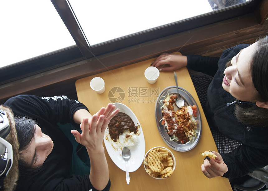 旅游度假区餐厅吃午饭的年轻情侣图片