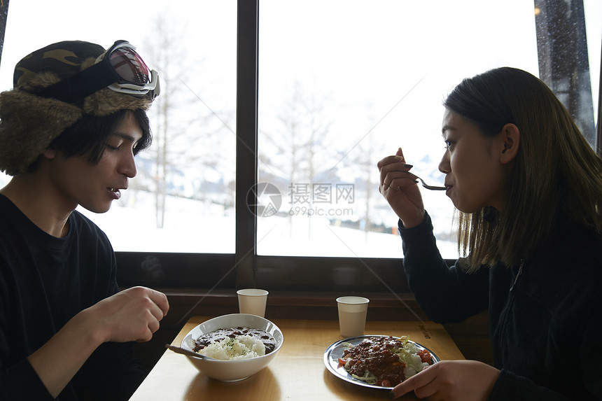 旅游度假区餐厅吃午饭的年轻情侣图片