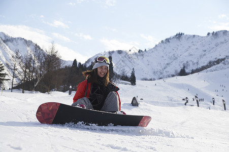 滑雪跌倒的年轻女性图片