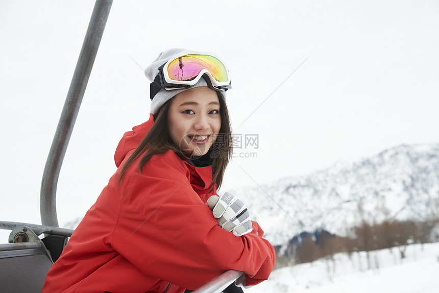 乘坐滑雪缆车的年轻女性图片