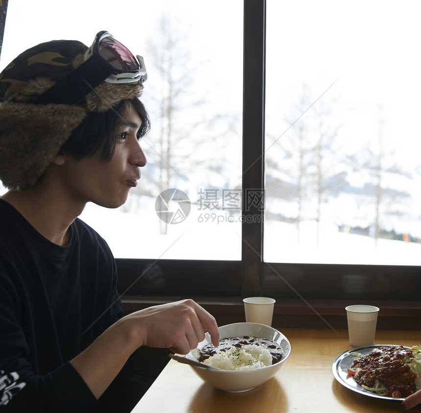 滑雪场享用午餐的年轻夫妇图片