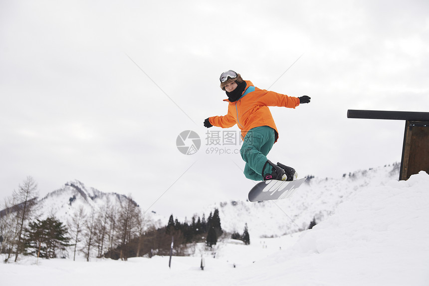 滑雪胜地跳板的少年图片