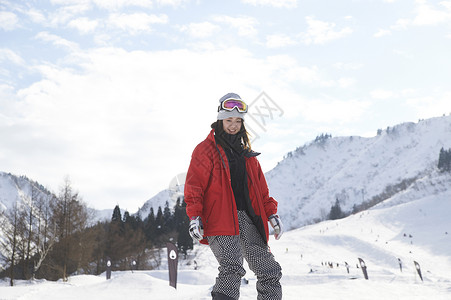 滑雪场练习滑雪的女性图片