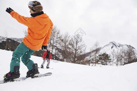 滑雪场展示高难度的单板男孩背景图片