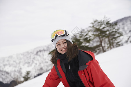 滑雪运动员在滑雪图片