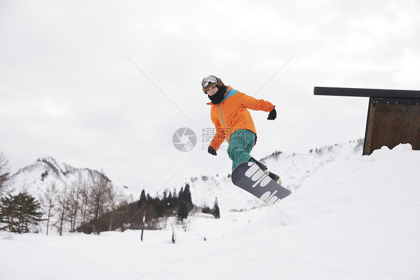 滑雪运动员在滑雪图片
