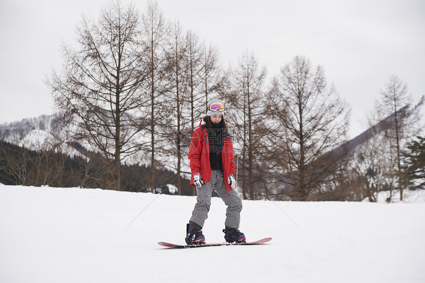 滑雪运动员在滑雪图片