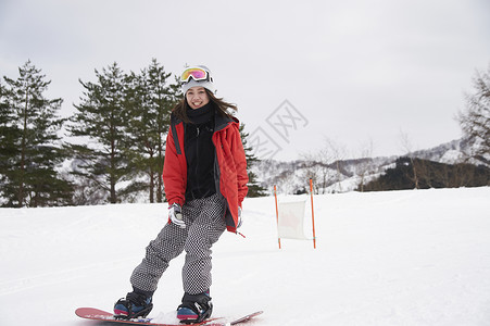 滑雪运动员在滑雪图片