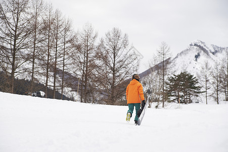 雪坡户外滑雪的年轻人背景