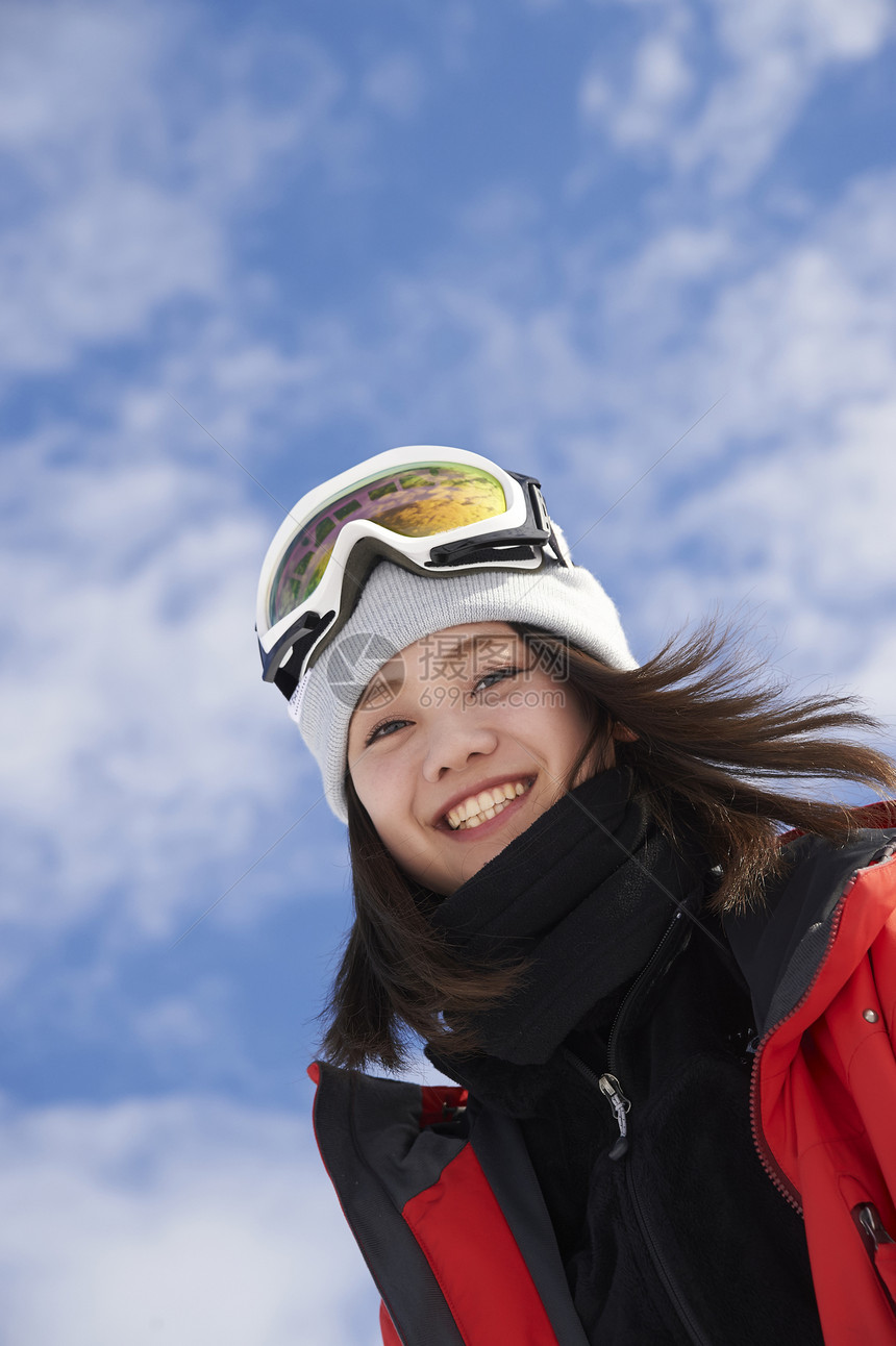 户外滑雪的少女图片