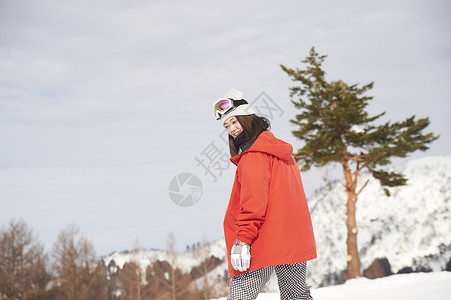 户外滑雪的少女图片