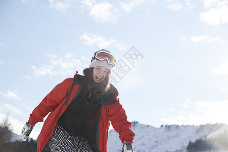 户外滑雪的少女图片