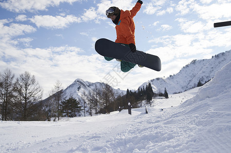 单板滑雪男子跳高背景图片