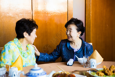 老年女性聊天吃饭图片