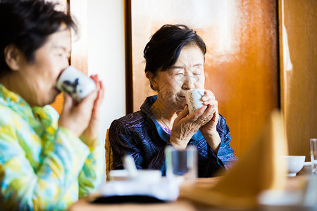 老年女性聊天吃饭图片