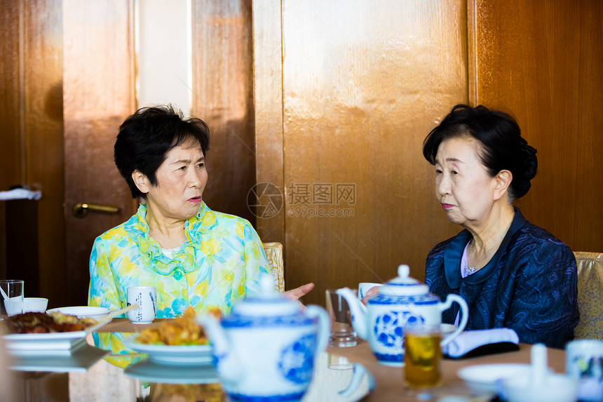 老年女性聊天吃饭图片