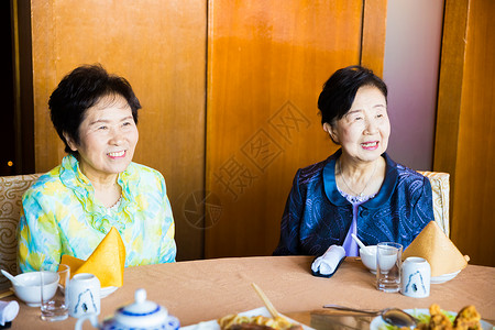 老年女性聊天吃饭图片