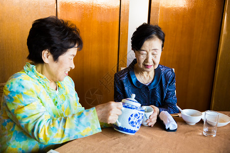 老年女性聊天吃饭图片