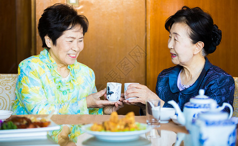 老年女性聊天吃饭图片