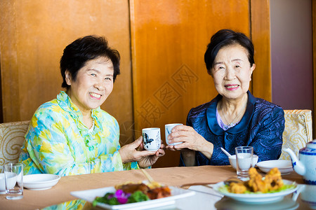 老年女性聊天吃饭图片
