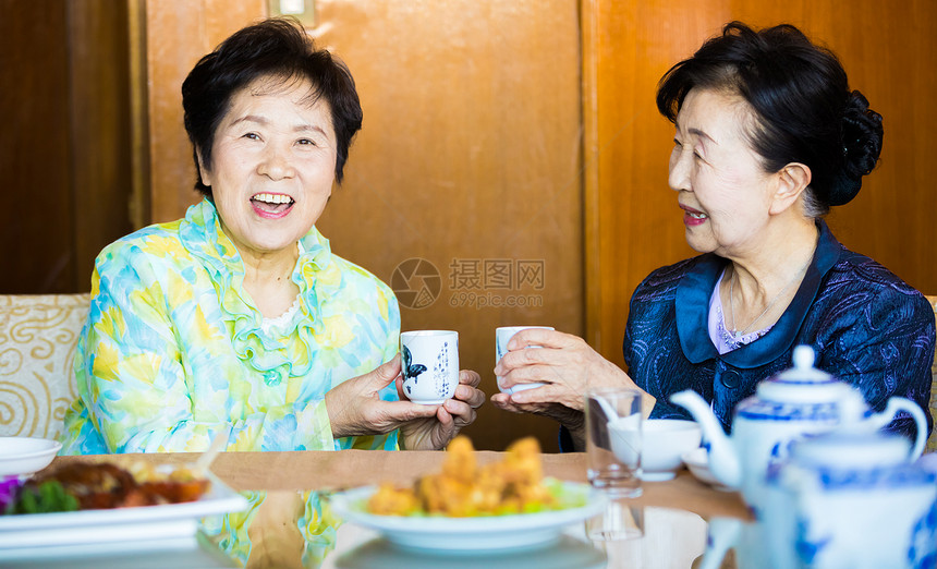 老年女性聊天吃饭图片