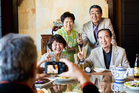 老年人聚会吃饭聊天图片