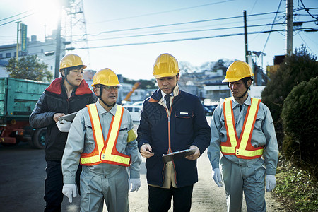 蓝领工人建筑工地工程检查图片