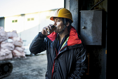 建筑工地工人男人喝罐装饮料图片