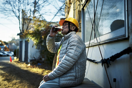 建筑工地工人男人喝罐装饮料图片