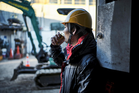 建筑工地工人男人喝饮料图片
