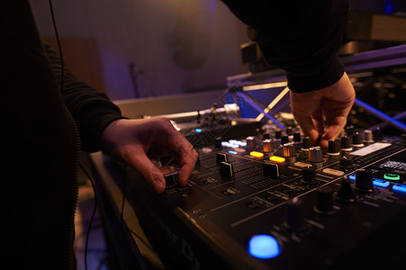 音量控制器派对俱乐部dj设备调音手部特写背景