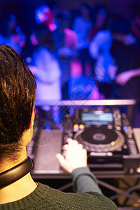 俱乐部现场的年轻人DJ图片
