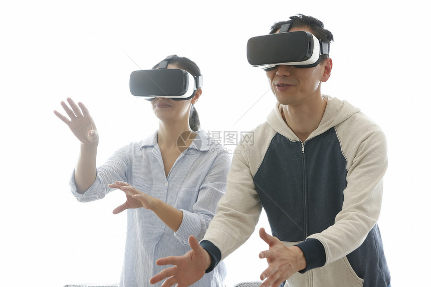 体验vr眼镜的年轻夫妇图片