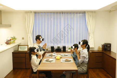 吃饭时带着VR眼镜的一家四口图片