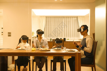 晚餐时间体验VR的一家人图片
