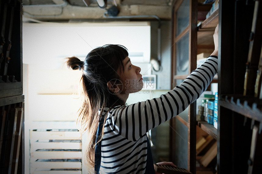 一名工匠女人仓库拿工具图片