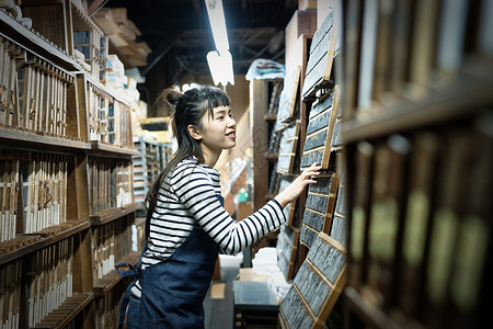 架子边的手工匠女人图片