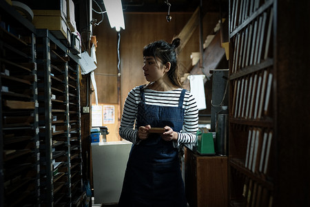 年轻工匠女人日常检查背景图片