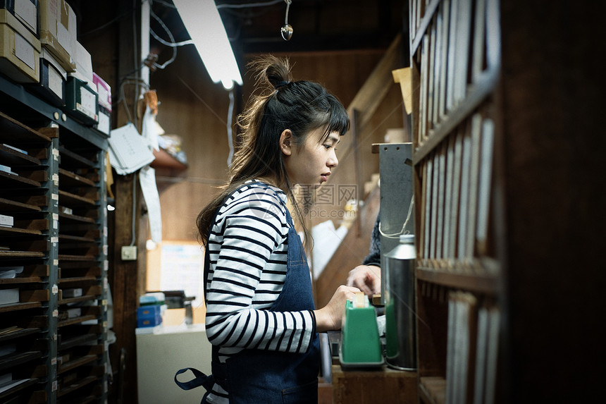一个女人在工艺品仓库图片
