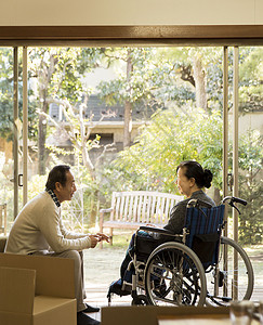 坐轮椅的奶奶和丈夫在室内图片