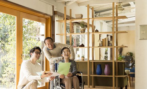 住宅里的老夫妇装修住宅图片