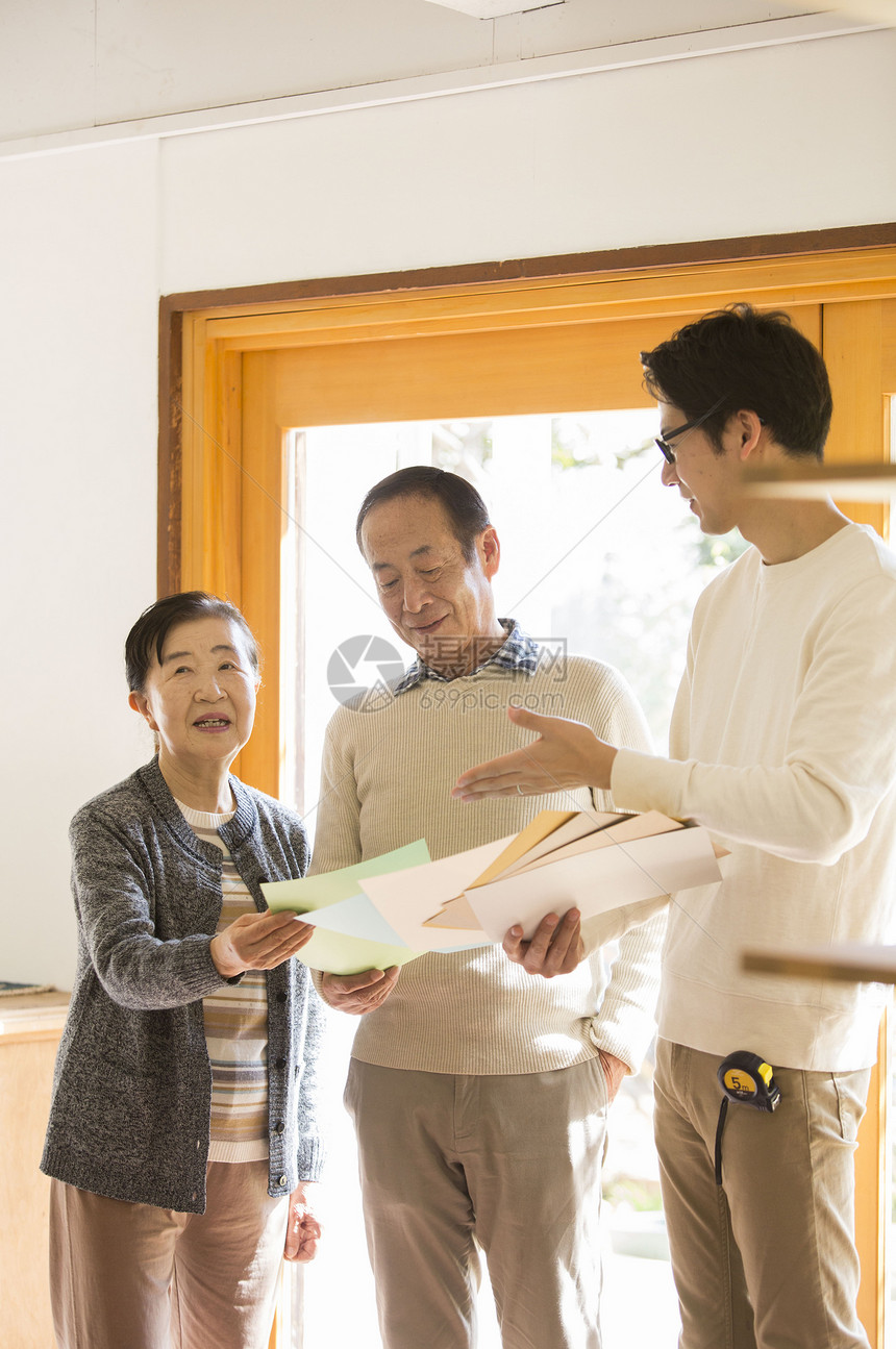 住宅里的老夫妇与建筑师讨论房屋风格图片