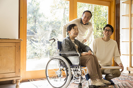 居家休养坐轮椅老人与护工形象图片